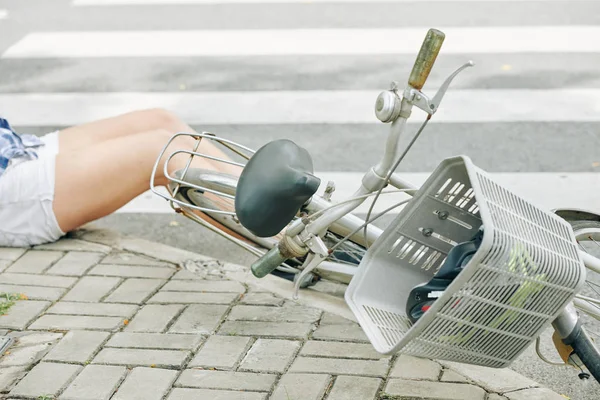 Ung Kvinna Med Skada Liggande Trottoaren Efter Att Fallit Cykel — Stockfoto
