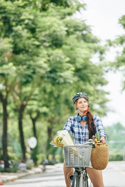 여름날 도심에서 자전거를 헬멧을 명랑한 여성의 초상화 — 스톡 사진