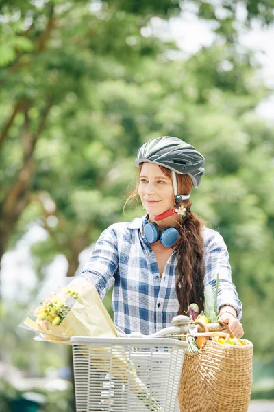 Портрет Веселої Усміхненої Молодої Жінки Катається Велосипеді Букетом Квітів Кошику — стокове фото