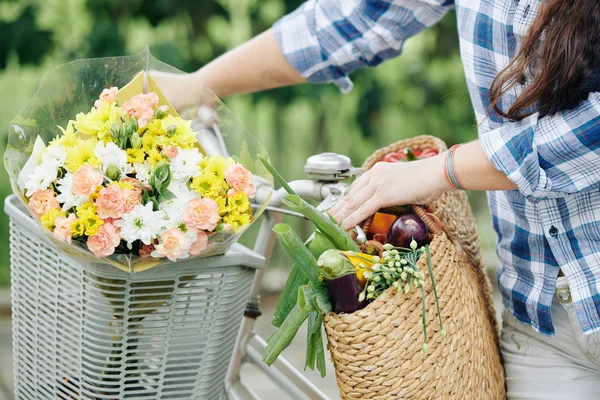 Jovem Mulher Colocando Buquê Flores Saco Compras Cesta Bicicleta — Fotografia de Stock