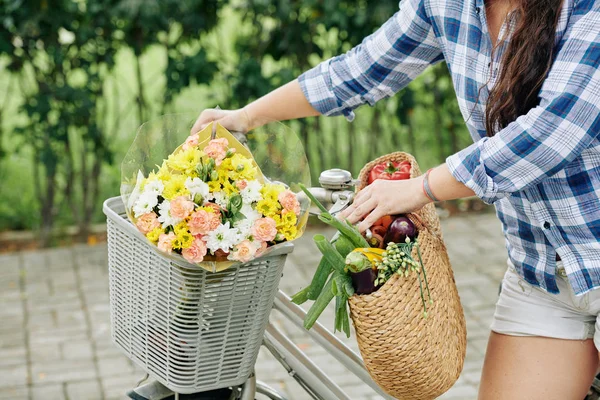 Jovem Com Cesta Mantimentos Buquê Flores Sua Bicicleta — Fotografia de Stock