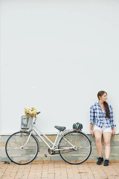 Σκεπτική Νεαρή Γυναίκα Κάθεται Έξω Δίπλα Στο Ποδήλατό Της Μπουκέτο — Φωτογραφία Αρχείου