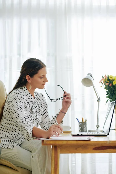 Business Lady Tar Glasögon När Läser Dokument Skärmen Laptop Och — Stockfoto