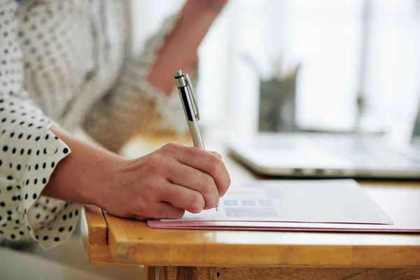 Close Image Businesswoman Analyzing Financial Chart Correcting Information — Stock Photo, Image