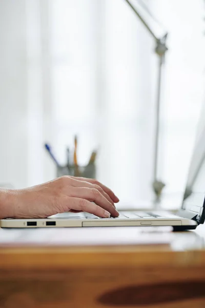 Imagem Close Empresária Digitando Laptop Quando Sentada Sua Mesa Escritório — Fotografia de Stock