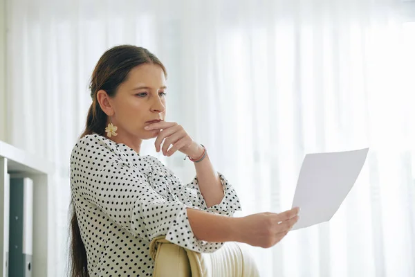 Porträtt Fundersam Kvinnlig Entreprenör Läser Dokument Med Bra Erbjudande Från — Stockfoto