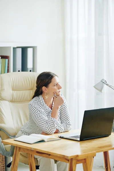 Femme Entrepreneure Pensive Assise Table Regardant Par Fenêtre Bureau — Photo