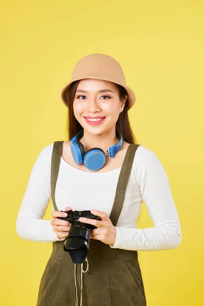 Lachende Aziatische Vrouwelijke Toerist Met Koptelefoon Rond Haar Nek Holding — Stockfoto