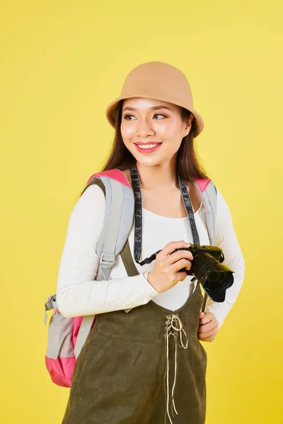 Retrato Mujer Bonita Sonriente Sombrero Panama Sosteniendo Cámara Digital Mirando — Foto de Stock