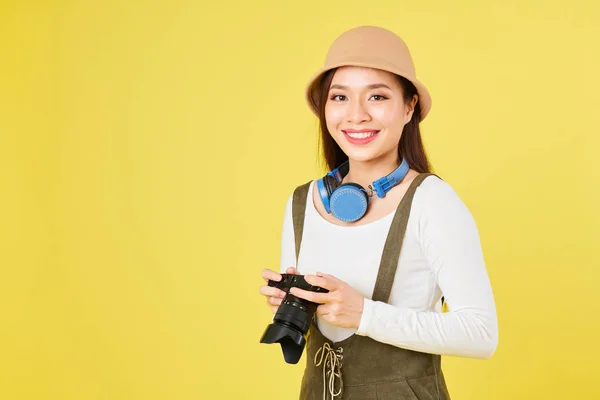 디지털 카메라와 헤드폰매력적인 아시아 여자의 스튜디오 초상화 — 스톡 사진