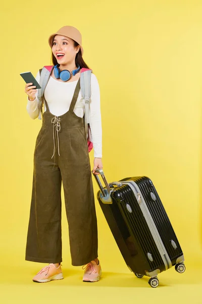 兴奋的年轻女旅客与国际护照和大手提箱准备飞往另一个国家 — 图库照片