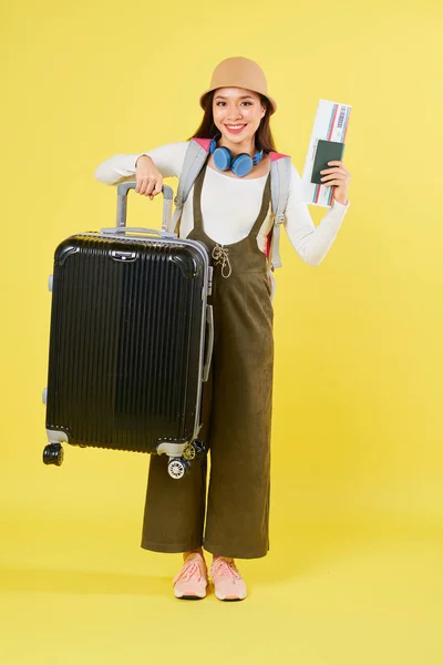 飛行機のチケットを示し 彼女の大きなスーツケースを持ち上げる陽気なベトナムの女性のフルレングスの肖像画 — ストック写真