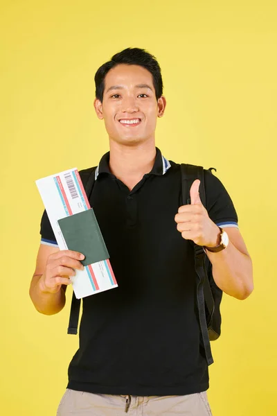 Alegre Guapo Joven Asiático Hombre Con Mochila Celebración Avión Ticket —  Fotos de Stock