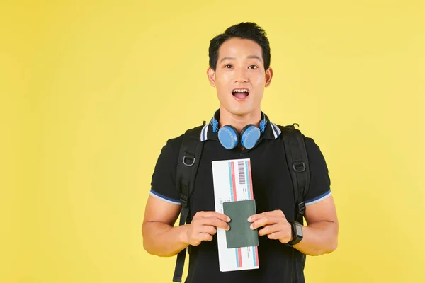 Młody Azjatycki Człowiek Otwarcie Usta Podniecenia Pokazując Swój Bilet Lotniczy — Zdjęcie stockowe
