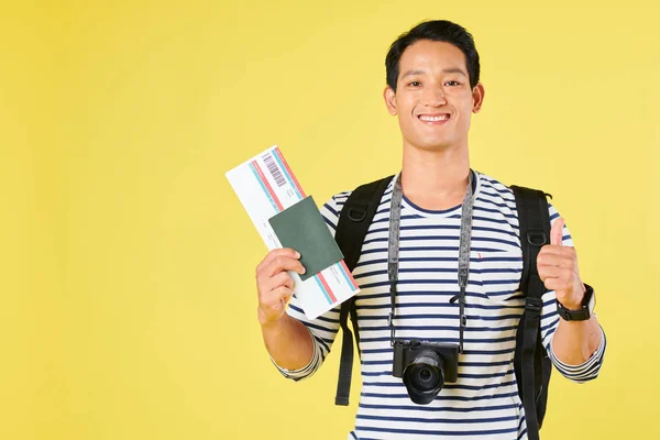 Porträtt Positiv Ung Asiatisk Turist Med Digitalkamera Visar Pass Och — Stockfoto