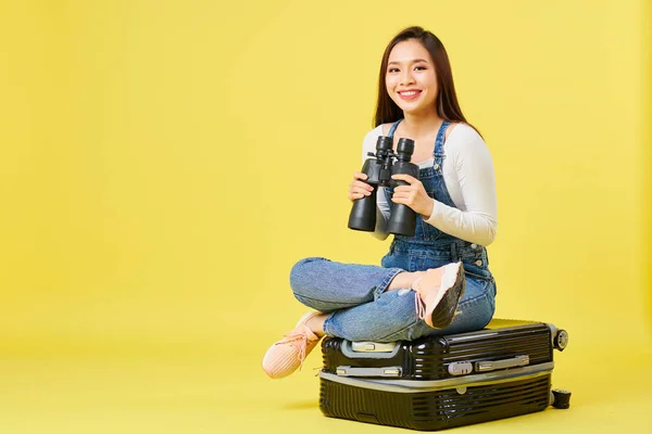 Gelukkig Mooie Jonge Aziatische Vrouw Denim Overall Zittend Koffer Met — Stockfoto