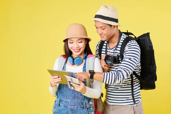 Genç Gülümseyen Vietnamlı Çift Tablet Bilgisayar Ekranına Bakıyor Tatilde Uçmak — Stok fotoğraf