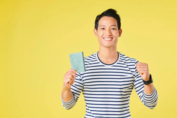 Взволнованный Молодой Вьетнамский Мужчина Получивший Визу Заграничном Паспорте — стоковое фото