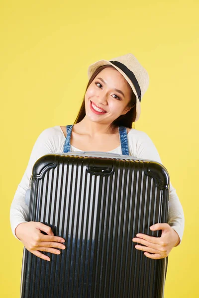 Felice Sorridente Giovane Donna Asiatica Cappello Possesso Valigia Plastica Nera — Foto Stock