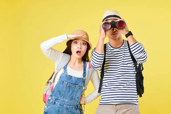 好奇心旺盛な観光を見て双眼鏡でショックを受けた若いベトナムのカップル — ストック写真