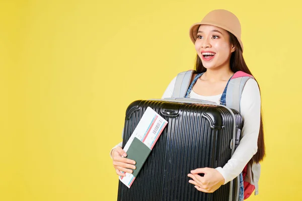 Szczęśliwy Podekscytowany Młody Wietnamski Kobieta Trzyma Swój Bagaż Międzynarodowy Paszport — Zdjęcie stockowe