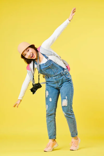 Joyeuse Touriste Excitée Avec Appareil Photo Numérique Rêvant Voler Avion — Photo