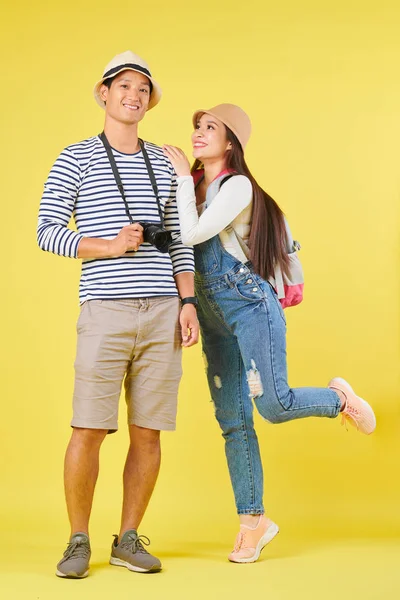 快乐的年轻越南女人用背包看着她的男朋友与数码相机 度假旅客 — 图库照片