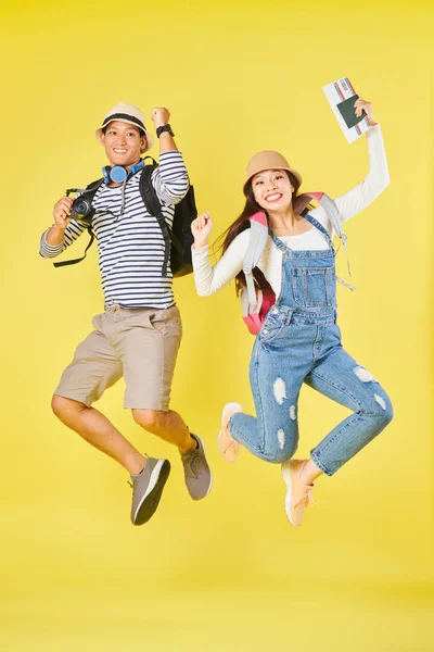 Feliz Joven Pareja Vietnamita Turistas Con Mochilas Cámara Saltando Emoción — Foto de Stock