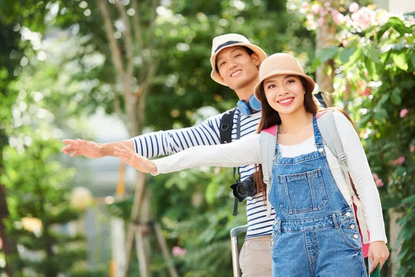 Lächelndes Junges Asiatisches Paar Mit Hut Das Die Arme Ausstreckt — Stockfoto