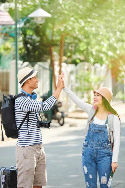 Щасливі Єтнамські Туристи Рюкзаками Даючи Один Одному Високі Ять — стокове фото