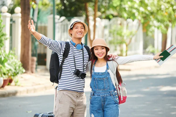 Retrato Alegres Abrazos Jóvenes Viajeros Asiáticos Con Cámara Digital Boletos — Foto de Stock