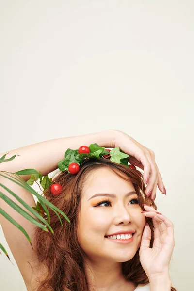 Hermosa Mujer Asiática Con Pelo Rizado Maquillaje Flores Corona Cabeza — Foto de Stock