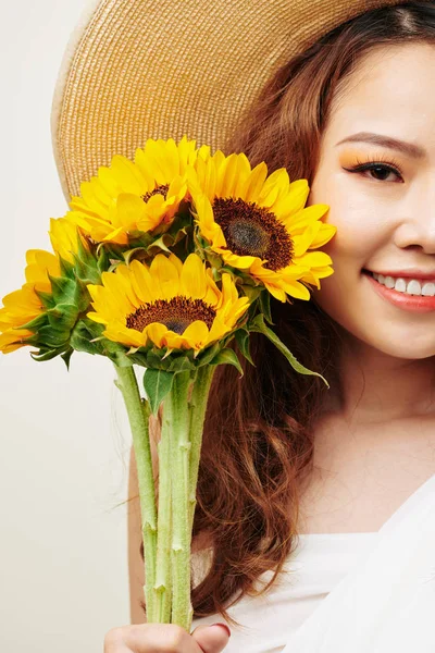 Retrato Bela Mulher Asiática Chapéu Segurando Girassóis Sorrindo Para Câmera — Fotografia de Stock