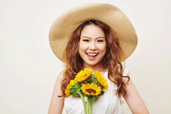 Uzun Kıvırcık Saçlı Asyalı Mutlu Kadın Portresi Şapka Takan Ayçiçeği — Stok fotoğraf