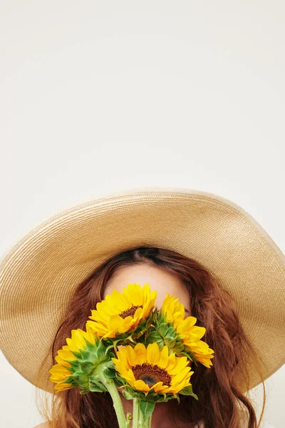 Mulher Bonita Chapéu Escondendo Seu Rosto Atrás Buquê Girassóis Isolados — Fotografia de Stock