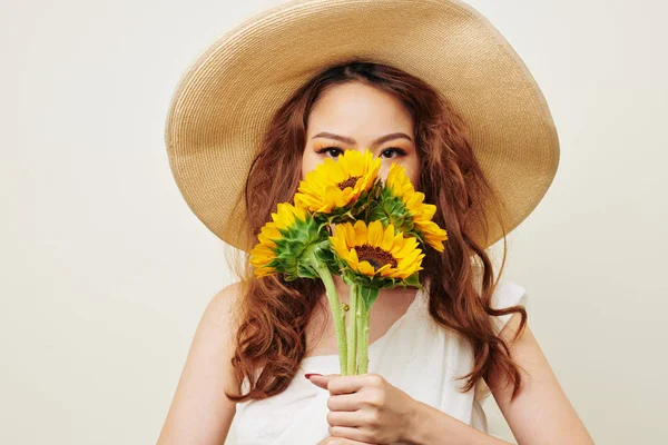 Kırmızı Saçlı Asyalı Kadın Portresi Beyaz Arka Plan Karşı Çiçek — Stok fotoğraf