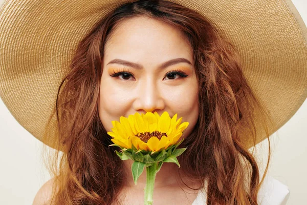 Retrato Moda Modelo Asiática Con Pelo Rizado Rojo Con Hermoso —  Fotos de Stock