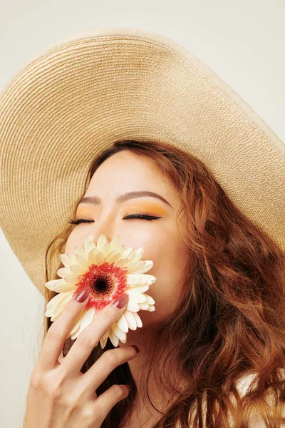 Close Mulher Cabelos Vermelhos Asiáticos Chapéu Fechou Olhos Segurando Flor — Fotografia de Stock