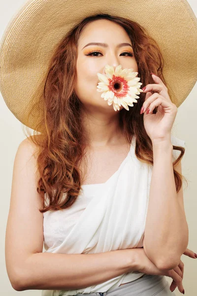 Uzun Kıvırcık Saçlı Asyalı Güzel Kadın Portresi Ağzında Gerbera Çiçeği — Stok fotoğraf