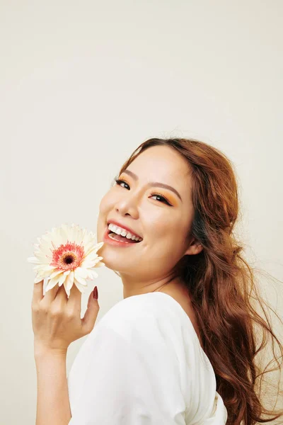 Retrato Modelo Asiático Com Cabelo Encaracolado Longo Vermelho Segurando Flor — Fotografia de Stock