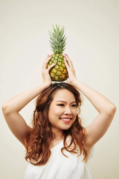 Retrato Una Mujer Pelo Rojo Asiática Sosteniendo Piña Madura Sobre —  Fotos de Stock