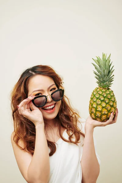 Ananas Tutan Beyaz Arka Plan Üzerinde Kamera Gülümseyen Güneş Gözlüğü — Stok fotoğraf