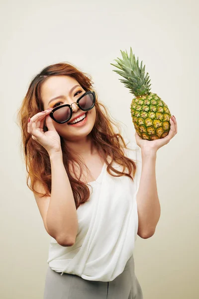 Asiatisk Vacker Kvinna Solglasögon Poserar Med Färsk Ananas Över Vit — Stockfoto