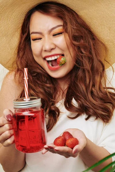 Retrato Mujer Pelirroja Feliz Sombrero Riendo Mientras Come Fresas Bebe —  Fotos de Stock