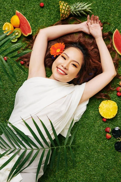 Retrato Chica Pelirroja Asiática Tumbada Sobre Hierba Verde Sonriendo Cámara —  Fotos de Stock