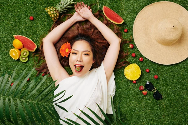 Retrato Modelo Asiático Posando Sobre Hierba Verde Entre Frutas Maduras —  Fotos de Stock