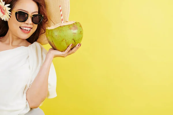 Retrato Hermoso Turista Joven Con Gafas Sol Bebiendo Coco Muy —  Fotos de Stock