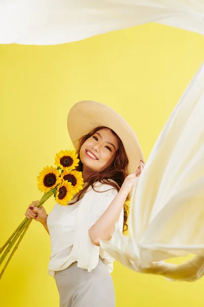 Ritratto Giovane Donna Asiatica Cappello Che Tiene Bouquet Girasoli Sorride — Foto Stock