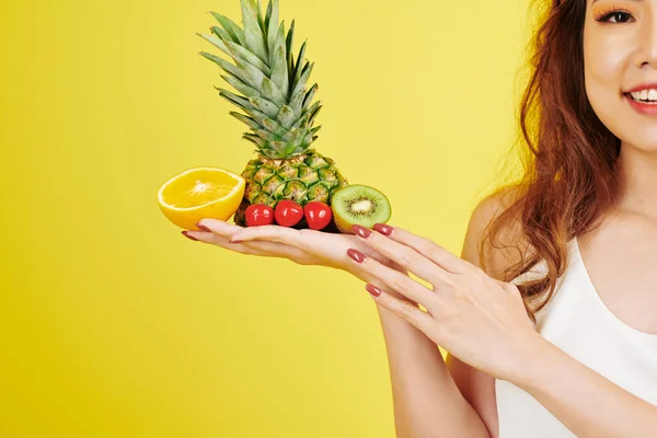 Primer Plano Mujer Asiática Sonriente Sosteniendo Frutas Exóticas Maduras Palma —  Fotos de Stock