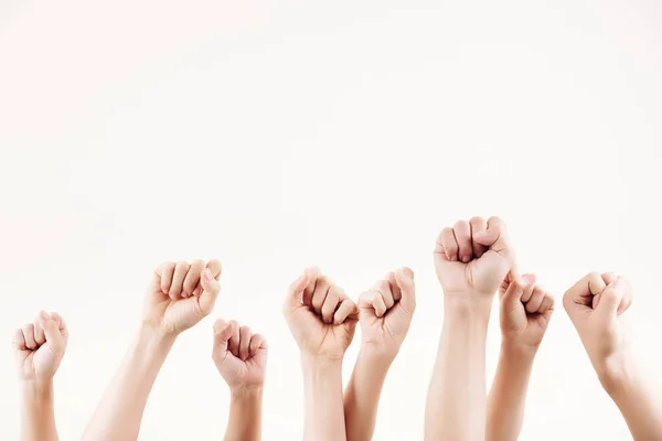 Крупный План Молодых Людей Поднимающих Руки Вверх Сжимающих Кулаки Белом — стоковое фото